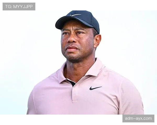 泰格·伍兹穿睡衣拎咖啡出门，保镖阵仗比我一年收入还阔绰