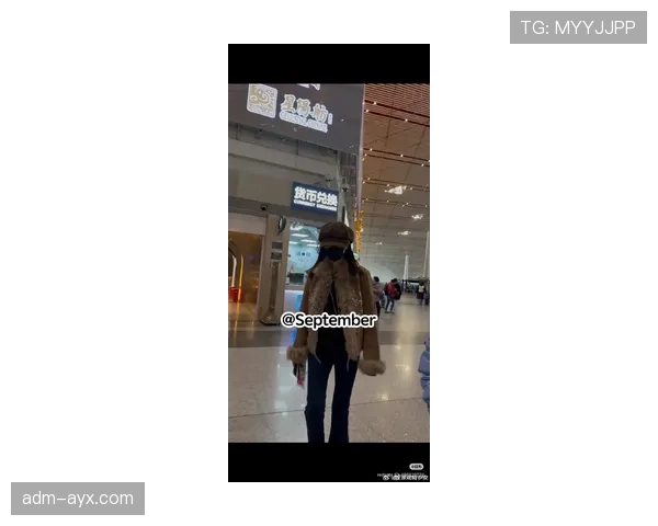 刚看到张玉宁逛菜市场拎着大牌购物袋，感觉世界观崩了